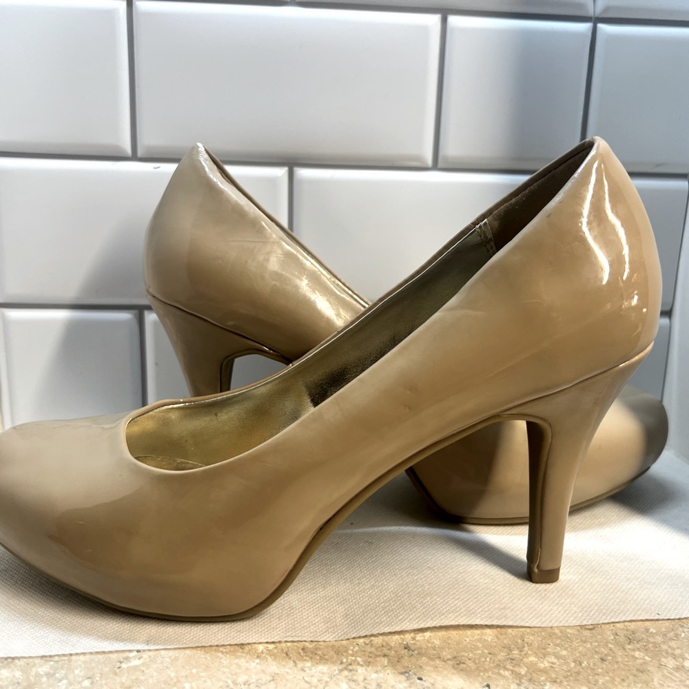 Size 10 Candie’s Pumps Beige